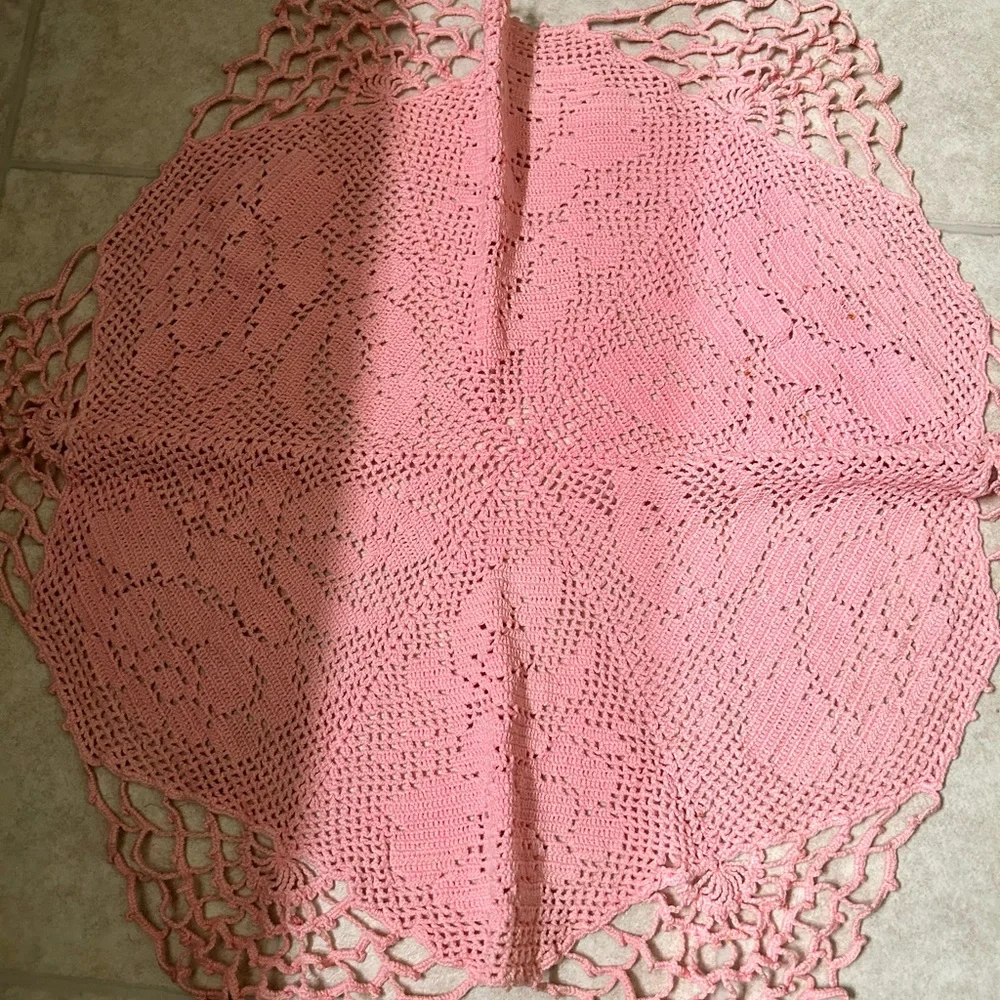 VTG Crocheted pink Octagon shaped small table cover. Measures 26 inches across